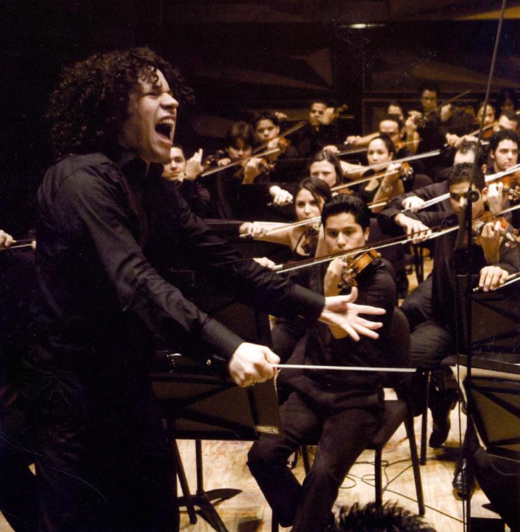 Han har karisma og krop, 29-årige Gustavo Dudamel, der som ny chefdirigent i Los Angeles sidder på toppen af klassiskpoppen. Sin nye cd har han indspillet med sit sydamerikanske ungdomsorkester. Foto fra cden 