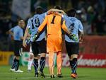 Videre. Uruguay har ikke lukket mål ind i deres første tre kampe og længere fremme på banen sørger Diego Forlan og Luis Suarez for konstant uro. 