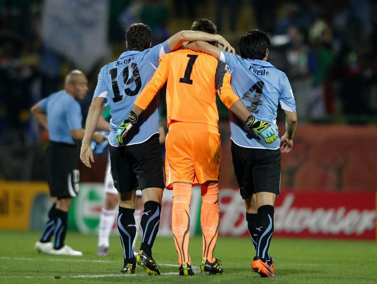 Videre. Uruguay har ikke lukket mål ind i deres første tre kampe og længere fremme på banen sørger Diego Forlan og Luis Suarez for konstant uro. 