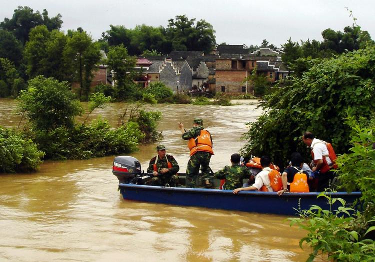 oversvømmelse. Floden Fu er igen brudt gennem et dige og har denne gang sendt 100.000 på flugt i Kinas Jiangxi-provins. 