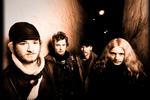 Tor Sol Sjödén (nummer to fra venstre) fra metalbandet 'New Keepers of the Water Towers' hepper på Japan i morgen, så bandet ikke skal konkurrere med det danske landshold om opmærksomheden på tirsdag. 