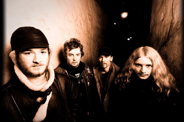 Tor Sol Sjödén (nummer to fra venstre) fra metalbandet 'New Keepers of the Water Towers' hepper på Japan i morgen, så bandet ikke skal konkurrere med det danske landshold om opmærksomheden på tirsdag. 