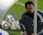 Udskældt. Efter en række elendige resultater i forberedelsesfasen krævede japanske medier Takeshi Okada fyret. Nu er han tæt på at blive folkehelt: Han mangler blot et point mod Danmark i morgen. 