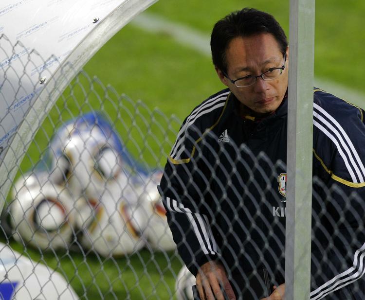Udskældt. Efter en række elendige resultater i forberedelsesfasen krævede japanske medier Takeshi Okada fyret. Nu er han tæt på at blive folkehelt: Han mangler blot et point mod Danmark i morgen. 