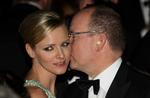 forlovet. 52-årige fyrst Albert og 32-årige Charlene Wittstock har forlovet sig. En bryllupsdato er endnu ikke meldt ud. 