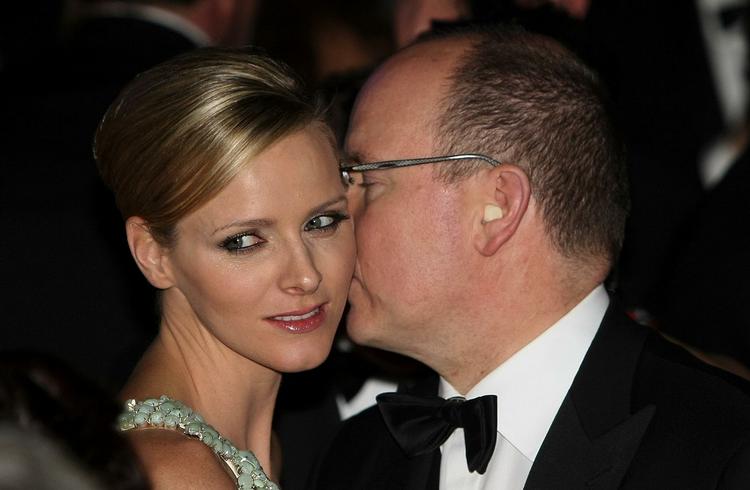 forlovet. 52-årige fyrst Albert og 32-årige Charlene Wittstock har forlovet sig. En bryllupsdato er endnu ikke meldt ud. 