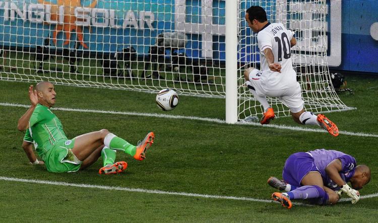 matchvinder. USA's Landon Donovan misbruger en chance mod Algeriet, som var under amerikansk belejring. Men i dommerens tillægstid dukkede amerikaneren op til den scoring, der gjorde USA til puljevindere. 
