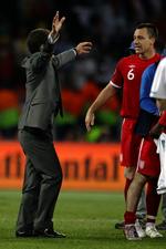 lettelse. Landstræner for England, Fabio Capello (tv), var synligt tilfreds med indsatsen og kvalifikationen til ottendedelsfinalen, hvor Tyskland måske venter. 