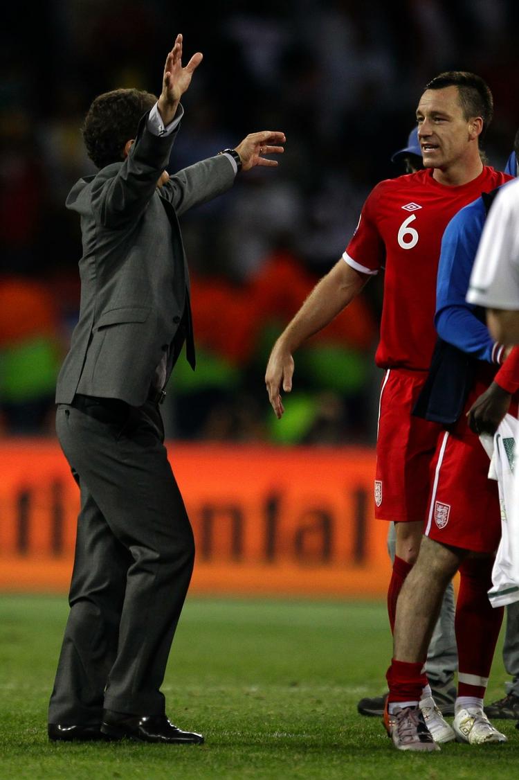 lettelse. Landstræner for England, Fabio Capello (tv), var synligt tilfreds med indsatsen og kvalifikationen til ottendedelsfinalen, hvor Tyskland måske venter. 