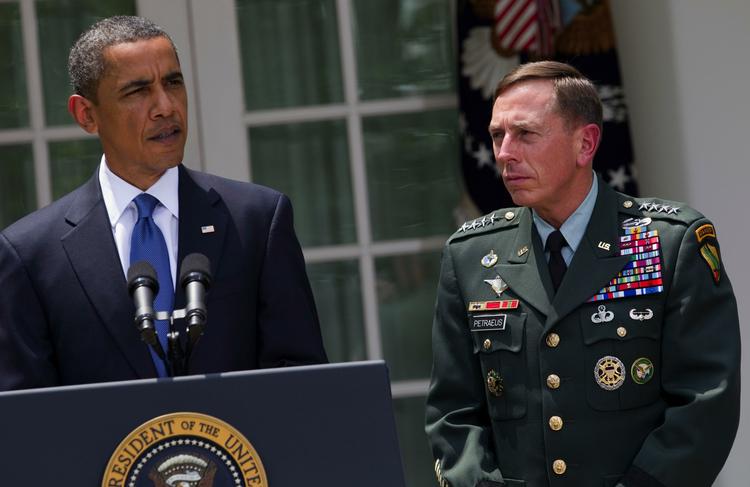 PRESSEMØDE. BArack Obama har præsenteret afløseren for McChrystal, general Petraeus. 