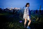 Frivillige fjernede de sidste rester af hegnet kort efter at det blev lagt ned af festivalgæsterne selv lørdag aften. 