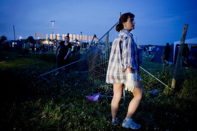 Frivillige fjernede de sidste rester af hegnet kort efter at det blev lagt ned af festivalgæsterne selv lørdag aften. 