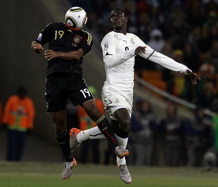 hovedbold. Tyske Cacau er gemt, mens Jonathan Mensah fra Ghana ikke når frem til bolden. 