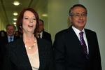 Historie. Her ses Julia Gillard med finansminister Wayne Swan i Canberra i går. Hun bliver Australiens nye leder, og det er historisk. 