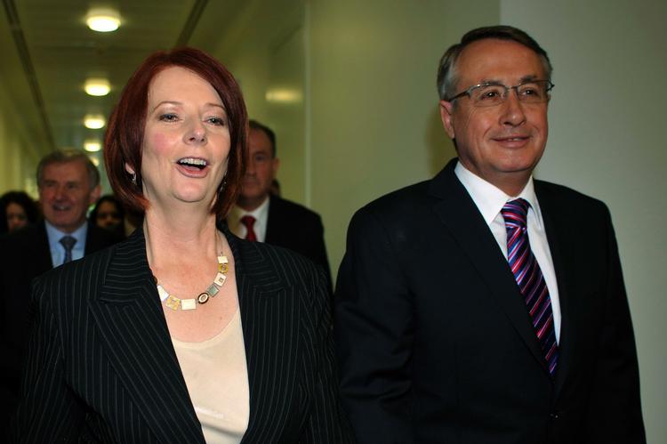 Historie. Her ses Julia Gillard med finansminister Wayne Swan i Canberra i går. Hun bliver Australiens nye leder, og det er historisk. 