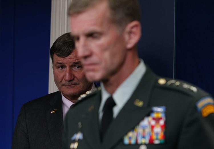 Overkanten. Han håbede på at kunne ryste lidt i fundamentet både hos de unge og i Washington. Det lykkedes for Stanley McChrystal. I den grad. 