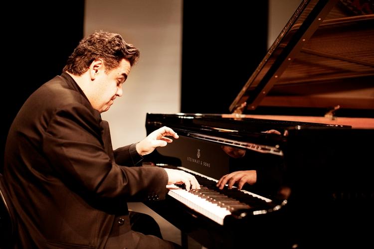 Unik. Måden, pianisten  Arcadi Volodos kan få et flygel til at klinge på, er enestående. Foto: Casper Helmer 