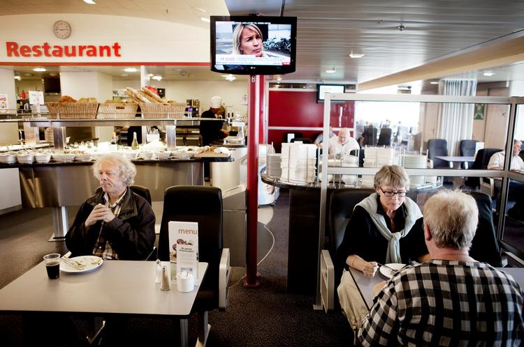 På havets bund. 'Tørt', 'smagløst',  'usoigneret',  'uanstændigt'  og 'dyrt' er ord, som går igen i  beskrivelsen af buffeterne om bord på Mols-Liniens færger mellem  Århus og Odden.  Er det så utrolig svært at lave mad til søs?, spørger anmelderen. Foto: Thomas  Borberg 