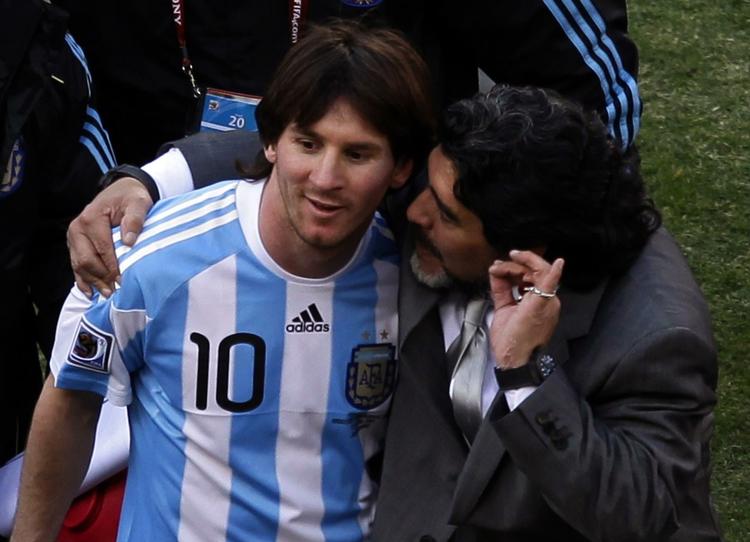 Favoritter. Tre kampe, tre sejre og masser af mål. Messi og Maradona er på titelkurs. 