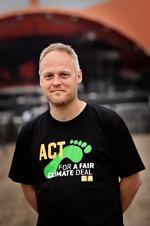 Hvad  foregår der? Esben Danielsen ved godt, at han ikke er Leif Skov. Men det forhindrer ikke Djævlens Advokat i at  kritisere ham og Roskilde Festival for at lefle for  »alle mulige  borgerdyr«. Foto: Thomas  Lekfeldt 