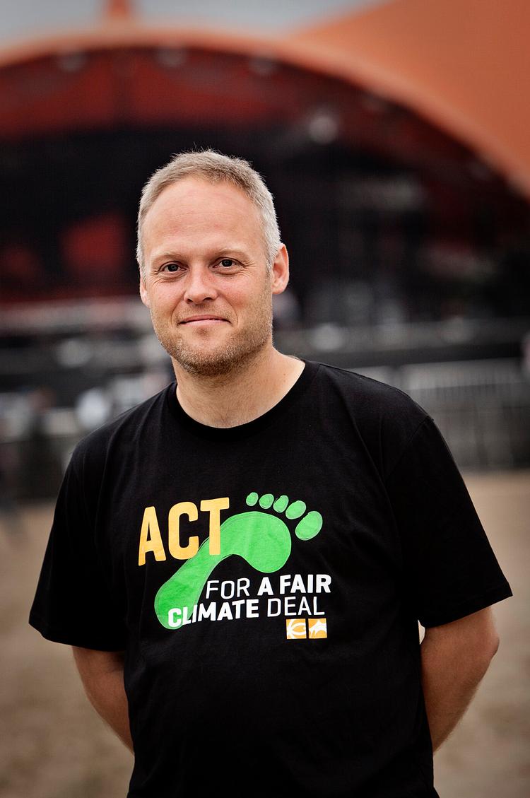 Hvad  foregår der? Esben Danielsen ved godt, at han ikke er Leif Skov. Men det forhindrer ikke Djævlens Advokat i at  kritisere ham og Roskilde Festival for at lefle for  »alle mulige  borgerdyr«. Foto: Thomas  Lekfeldt 
