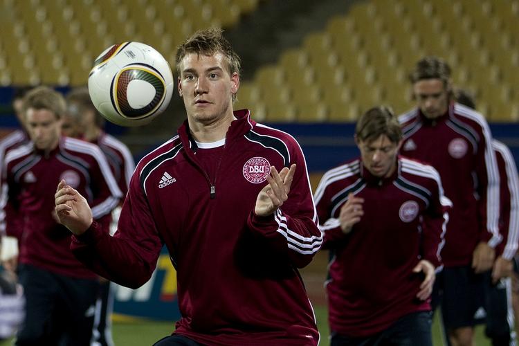 Våben. Nicklas Bendtner er klar til det store slag mod Japan: Til lands, til vands og i luften. 