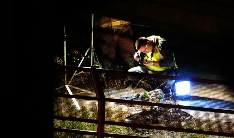TOGPÅKØRSEL. Politimand undersøger ulykkesstedet efter tragedien ved Barcelona. 