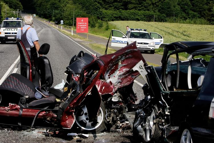 SAMMENSTØD. Her omkom fire voksne, mens tre børn ved kvæstet, da de to biler stødte sammen. Arkivfoto. 