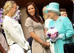 Goddag. Den britiske dronning hilser på Wozniacki, men bliver ikke og ser hendes kamp. 