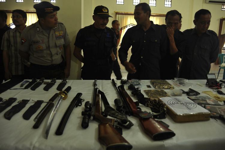 Trussel De indonesiske myndigheder har beslaglagt sprængstoffer, våben og dokumenter, der viser, at indonesiske topterrorister var igang med et terrorangreb mod den danske ambassade i Jakarta. 