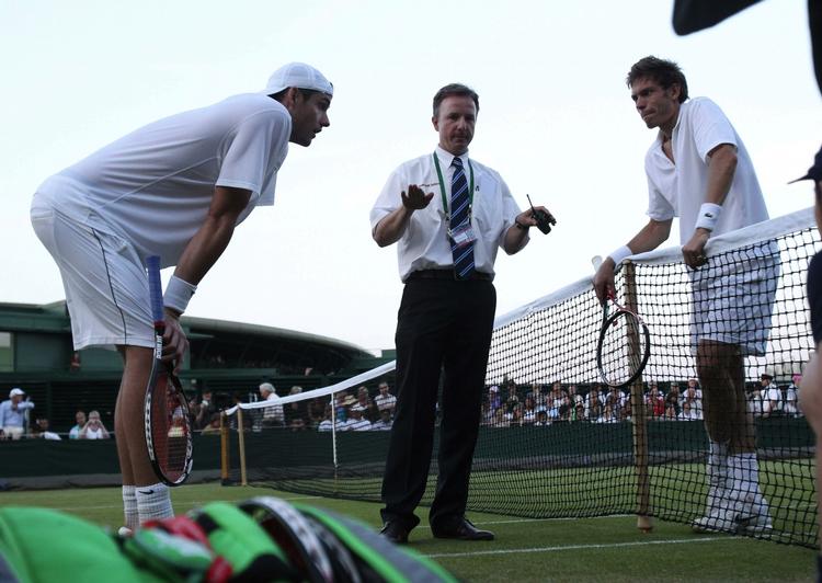 Krampetrækninger. Amerikaneren John Isner og franskmanden Nicolas Mahut under den foreløbigt 10 timer lange kamp på bane 18 i Wimbeldonturneringen. 