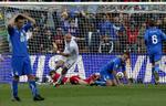 starten. Slovakiet var bedst i første halvleg, da Robert Vittek scorede målet til 1-0. 