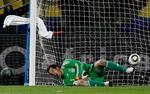 1-0. Thomas Sørensen kaster sig forgæves. Frisparket fra Keisuke Honda er smuttet forbi den danske målmand. 