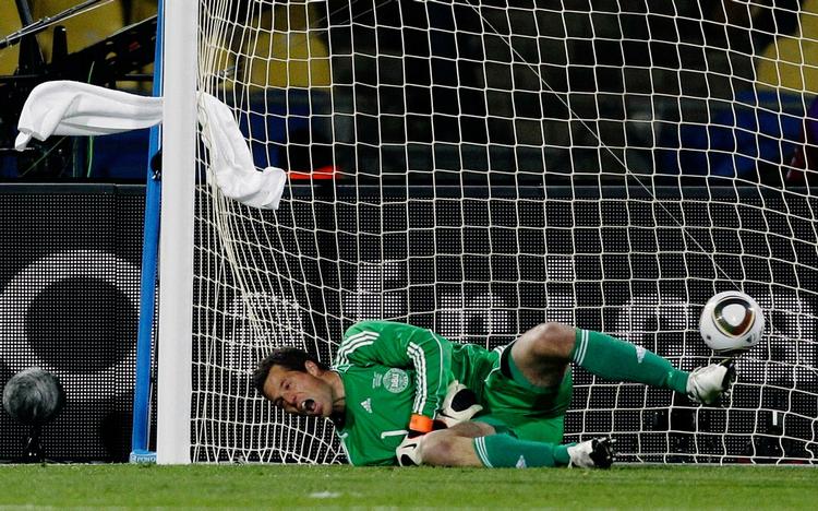 1-0. Thomas Sørensen kaster sig forgæves. Frisparket fra Keisuke Honda er smuttet forbi den danske målmand. 
