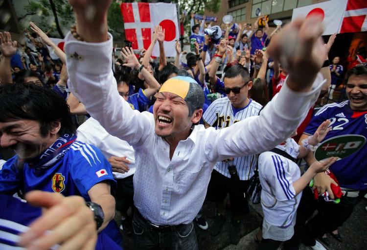 Tokyoglæde. Japanske fodboldfans fejrer knockout-sejren over Danmark i de tidlige morgentimer i den japanske hovedstad Tokyo. 