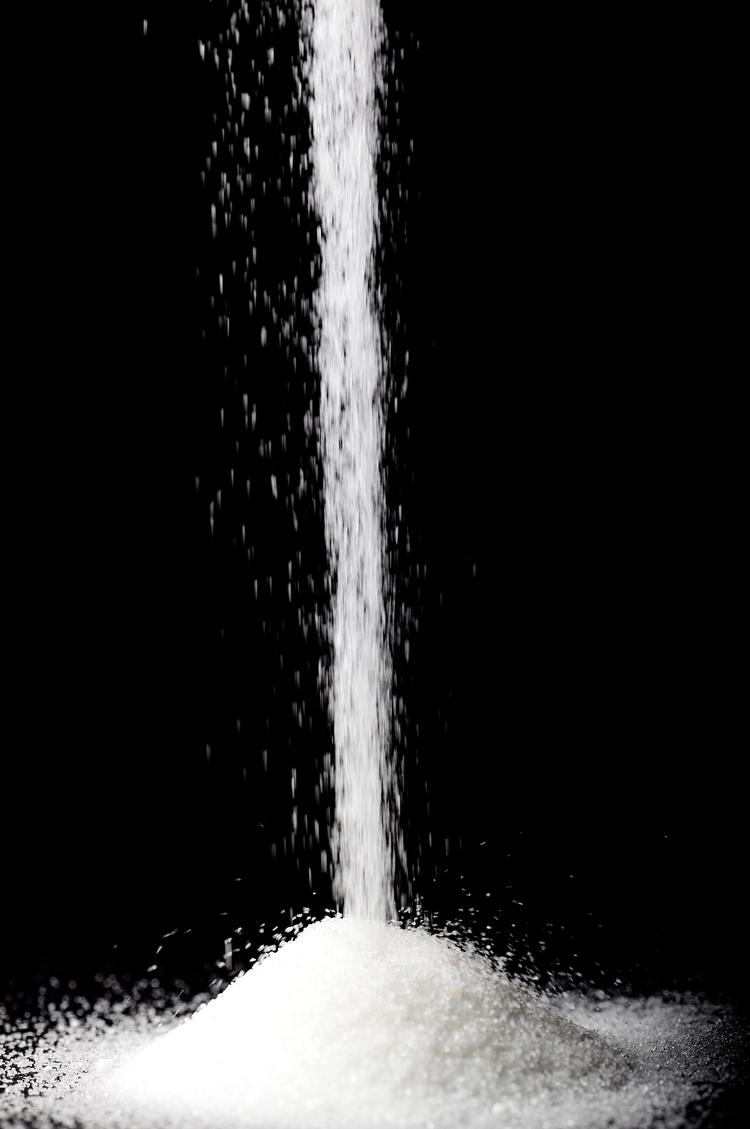 Prisfald. Sukker, gulerødder og rejer i lage er blandt de basisvarer, som er faldet i pris siden sidste år.