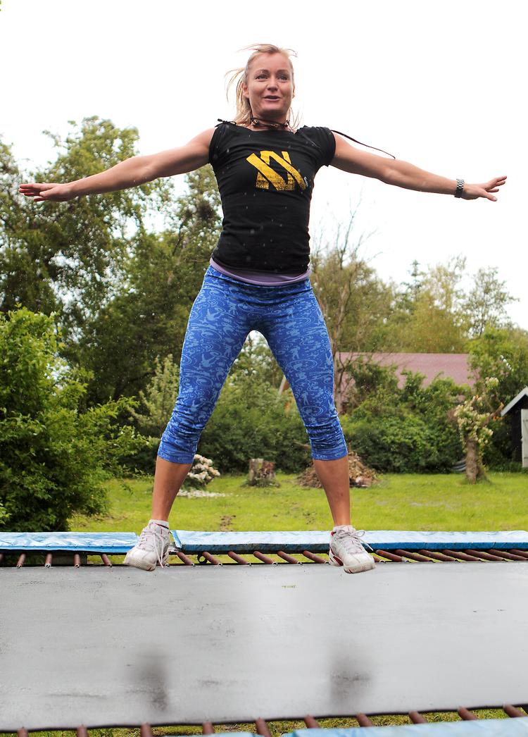 Personlig træner og tidligere skiløber, Anja Bolbjerg, viser seks gode øverlser på havetrampolinen. 