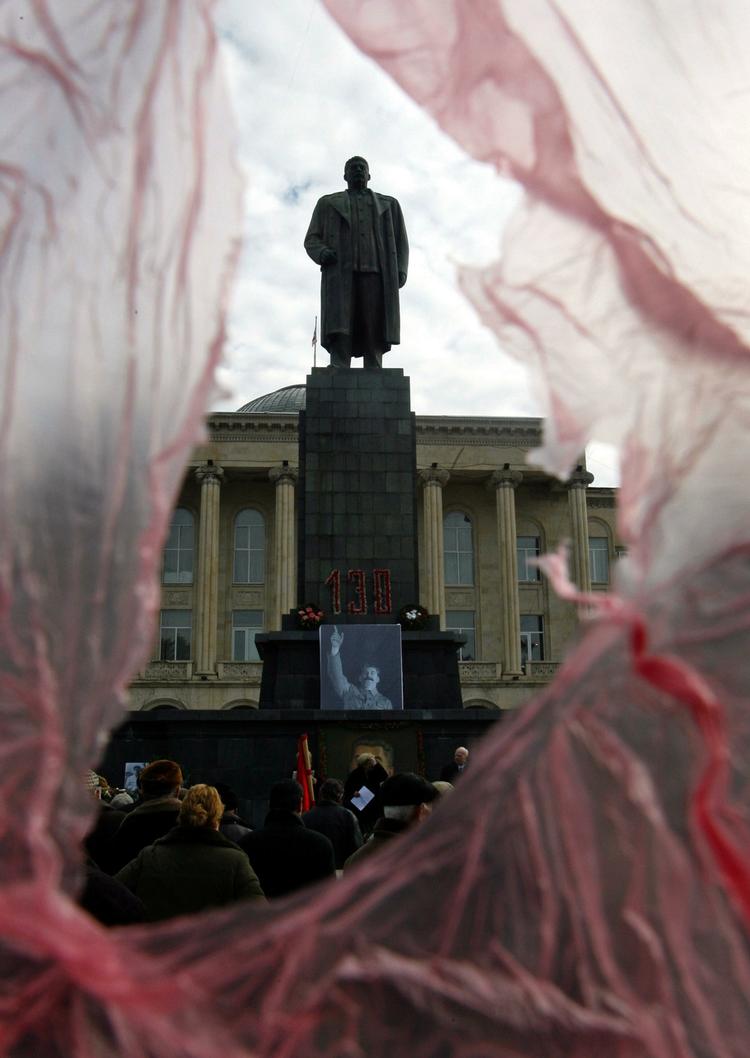 fjernet. Myndighederne i den georgiske by Gori har fjernet denne statue af den tidligere sovjetiske diktator Josef Stalin. 