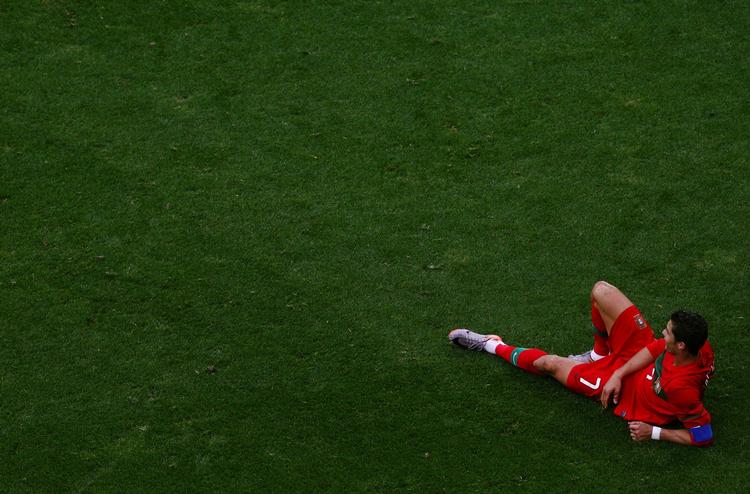 Afslapning. Cristiano Ronaldo klan med ro i sindet se frem til mødet med Brasilien. Alt skal nærmest gå galt, hvis Portugal skal fravristes billetterne til 1/8-finalen. 