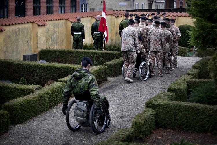 Begravelse. I fremtiden vil billeder af militærbegravelser efter dødsfald i Afghanistan som denne blive hyppigere, advarer Nato. 