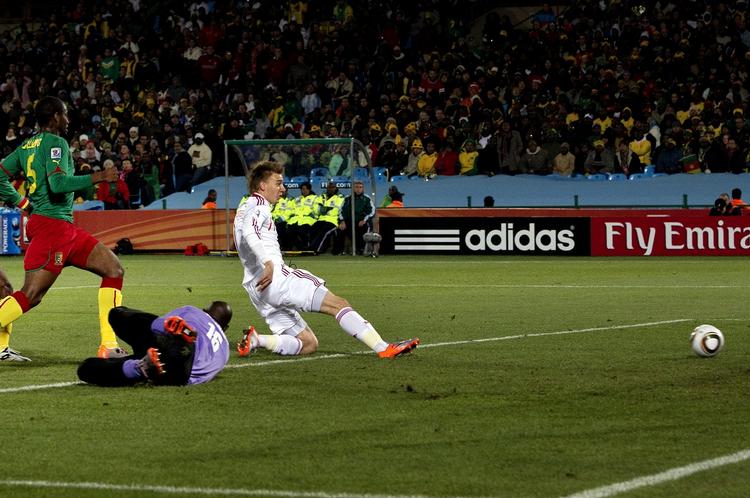 Scoring. Dette mål af Nicklas Bendtner mod Cameroun er ifølge Time Magazine et af VM's 10 største øjeblikke. 