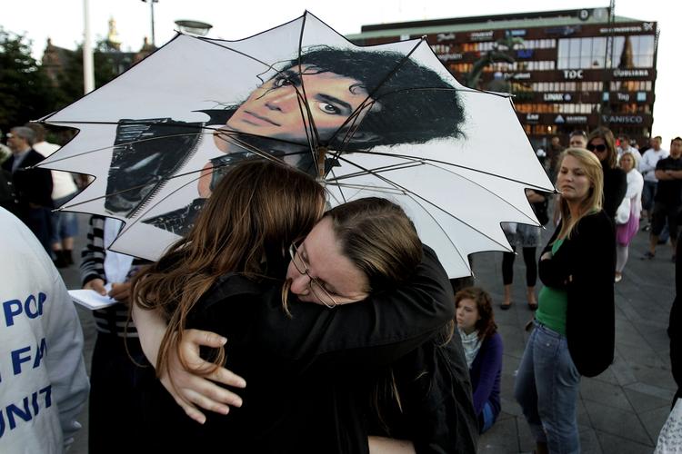 Sorg. Billedet er fra en mindekoncert på Rådhuspladsen sidste år i anledning af Jacksons død. Arkivfoto. 