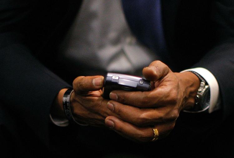 PRIVATLIV. Præsident Obama opdaterer sin status på det social websted Twitter via sin mobil, som er en Blackberry. 