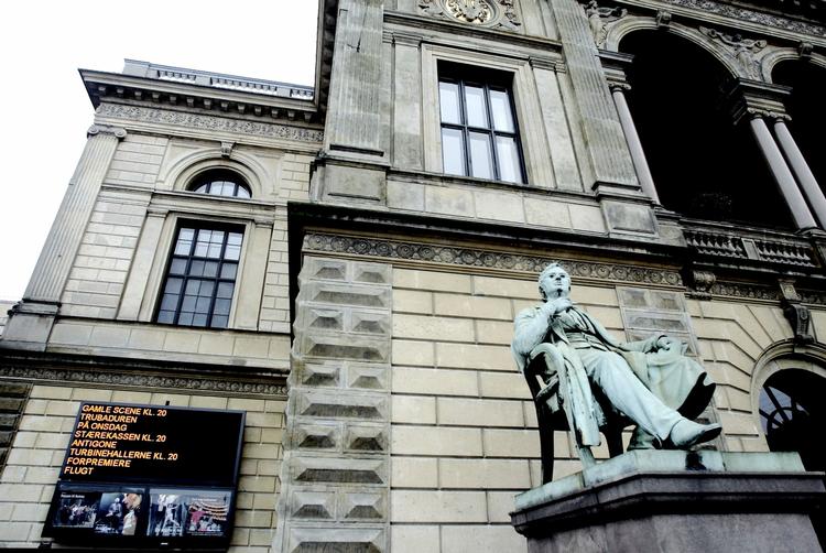 Kup. Kunsttyvene slap bl.a. væk med et maleri af Wilhelm Marstrand, Ludvig Holbergs 'Barselsstuen'. Arkivfoto. 