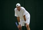 TRÆT. John Isner brugte alle sine kræfter i maratonkampen mod Nicolas Mahut og derfor ud i anden runde af Wimbledon. 