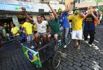 JUBELBRØL. Selvom kampen mellem Brasilien og Portugal ikke var specielt spændende, festede de alligevel i Rio de Janeiro, da deres helte gik videre. 
