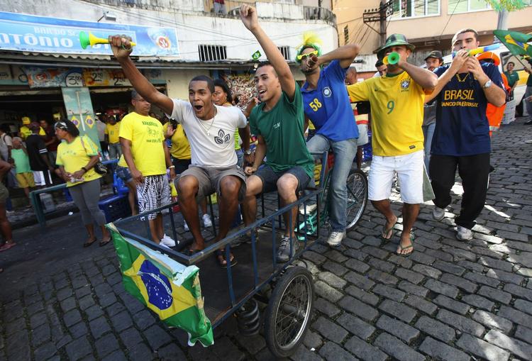 JUBELBRØL. Selvom kampen mellem Brasilien og Portugal ikke var specielt spændende, festede de alligevel i Rio de Janeiro, da deres helte gik videre. 