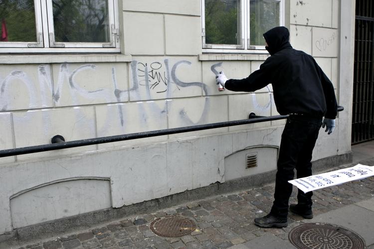 LØMMELLARM. Britiske højttalere kan holde unge ballademagere på afstand, hævder firma. Men Europarådet vil have dem forbudt. Arkivfoto. 