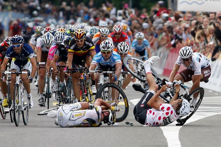 Farvel. Heinrich Haussler (i den prikkede trøje) må vente med fransk Tour til 2011. Arkivfoto. 