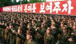 Parade. Parade i Nordkoreas hovedstad, Pyongyang, i går. Soldater råber antiamerikanske slogans. 